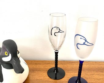 2 Ducks Unlimited Fluted Champagne Glasses, Rare Ducks Unlimited Twisted Stem Champaign Flutes, Pair Vintage Duck Champagne Glasses