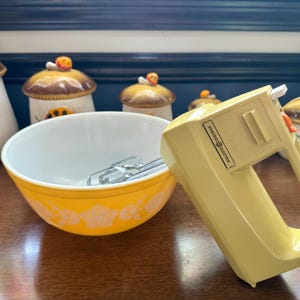 General Electric Hand Mixer, GE Portable 3 Speed Mixer, Yellow 1970s GE Hand Mixer, GE M24 Yellow Mixer, 1970s Harvest Yellow Mixer