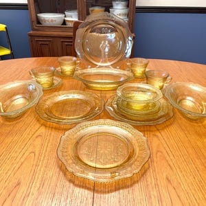 Juego de vajilla Patrician Amber de cristal de la época de la Gran Depresión / Fabricante Federal - Lote de 20 piezas, platos y cuencos surtidos