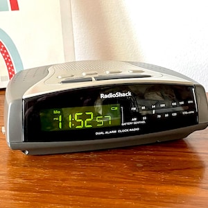Double radio-réveil Radio Shack des années 1990, radio-réveil numérique réaliste gris et argent, radio-réveil AM/FM modèle 12-1631 Radio Shack
