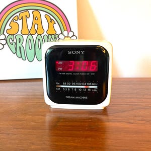 White 80&#39;s Sony Dream Machine Clock Radio, Sony Dream Machine AM/FM Alarm Clock Radio, Sony Digicube ICF-C121 Radio With Battery Backup