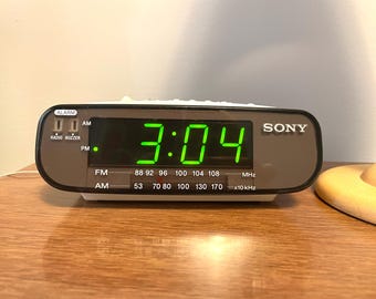 Vintage Early White 2000s Sony Dream Machine Alarm Clock Radio