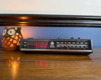 1980s Vintage GE Woodgrain Clock Radio, Digital AM/FM (Model 7-4624 B)