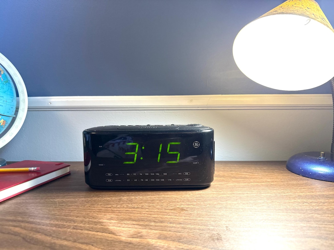80年代のヴィンテージGEデジタルAM/FM目覚まし時計ラジオ、バッテリー