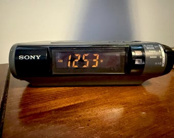 Vintage Early 2000s Sony Dream Machine Alarm Clock Radio Model ICF-C253