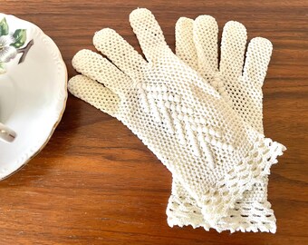 Made In Italy Hand Crocheted White Lace Gloves, Vintage Short White Wrist Length Gloves, 1940s White Stretch Gloves, White Nylon Lace Gloves