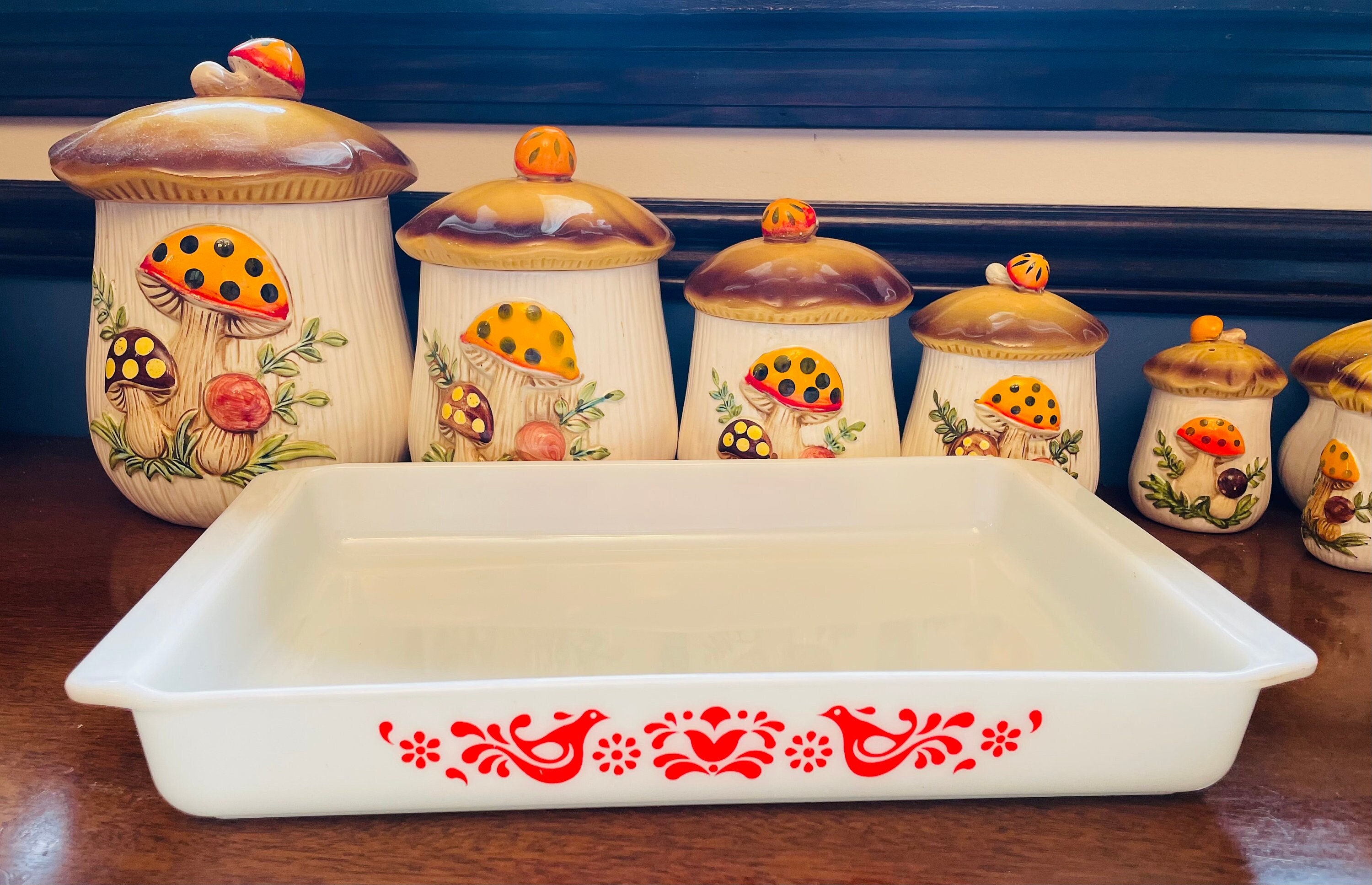 Pyrex friendship casserole hot sale