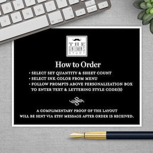 Op de afbeelding: Zwart-witte afbeelding met instructies voor het bestellen van gepersonaliseerd briefpapier. De tekst luidt "The Gentleman's Study" en "How to Order". De instructies omvatten het selecteren van de hoeveelheid, het aantal vellen, de inktkleur en de lettertype stijl.