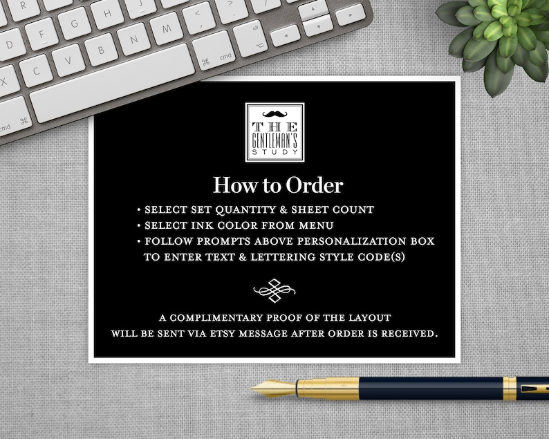 Op de afbeelding: Zwart-witte afbeelding met instructies voor het bestellen van gepersonaliseerd briefpapier. De tekst luidt "The Gentleman's Study" en "How to Order". De instructies omvatten het selecteren van de hoeveelheid, het aantal vellen, de inktkleur en de lettertype stijl.