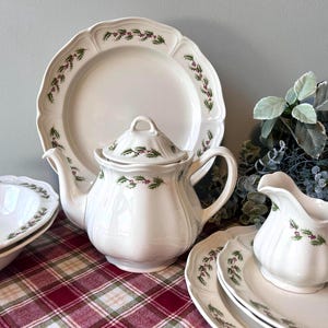 Wedgwood Queen’s Holly Christmas Dinnerware Plates Teapot Serving Bowls Creamer Etruria & Barlaston 1991 Dinner and Salads