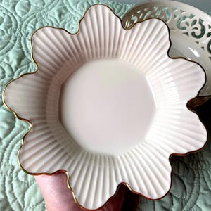 Lenox Round Bowl Flower Petal Bowl 24k Gold Trim 8&quot; Candy Dish Gift Meridian Collection Table Top Decor