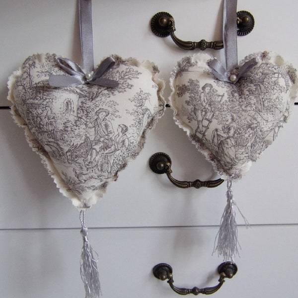 1 coeur à suspendre en toile de Jouy grise décoration tissu coussin de porte pompon clé perle style champêtre chic French hanging heart