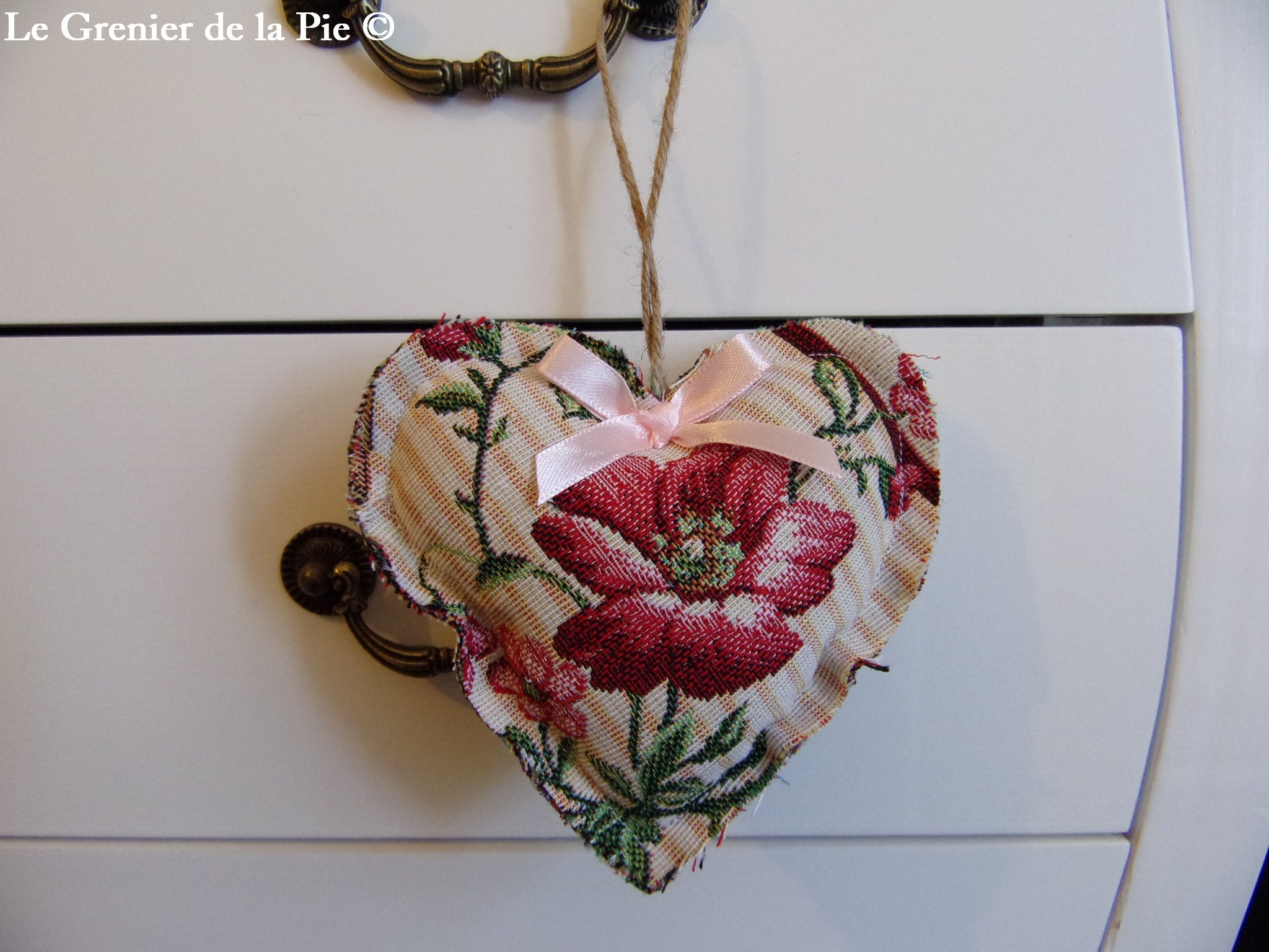 Coeur en Tissu à Suspendre Coussin de Porte Décoration Clé Fleur Rose Hellebore Toile Jacquard 12cm