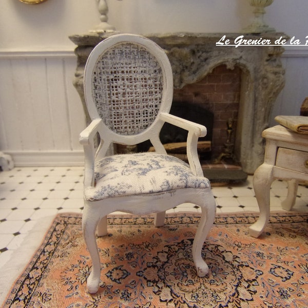 fauteuil chaise médaillon miniature meuble style Louis XV bois blanc toile de Jouy bleue maison de poupées échelle 1:12 French dollhouse