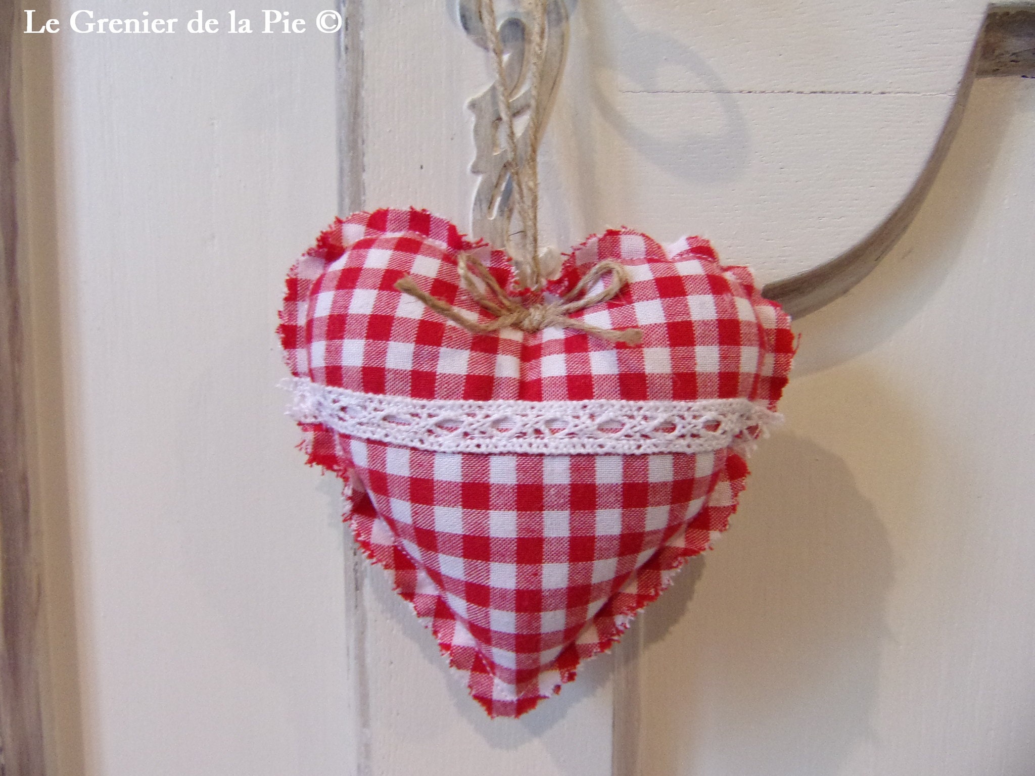 Décoration Coeur à Suspendre en Tissu Carreaux Vichy Rouge avec Dentelle Coussin de Porte 11cm Style