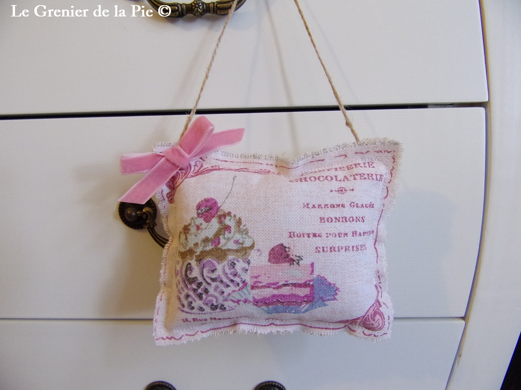Coussin de Porte en Tissu Gateau Cupcake Décoration Clé à Suspendre Coton 12x10cm Fait Main French S