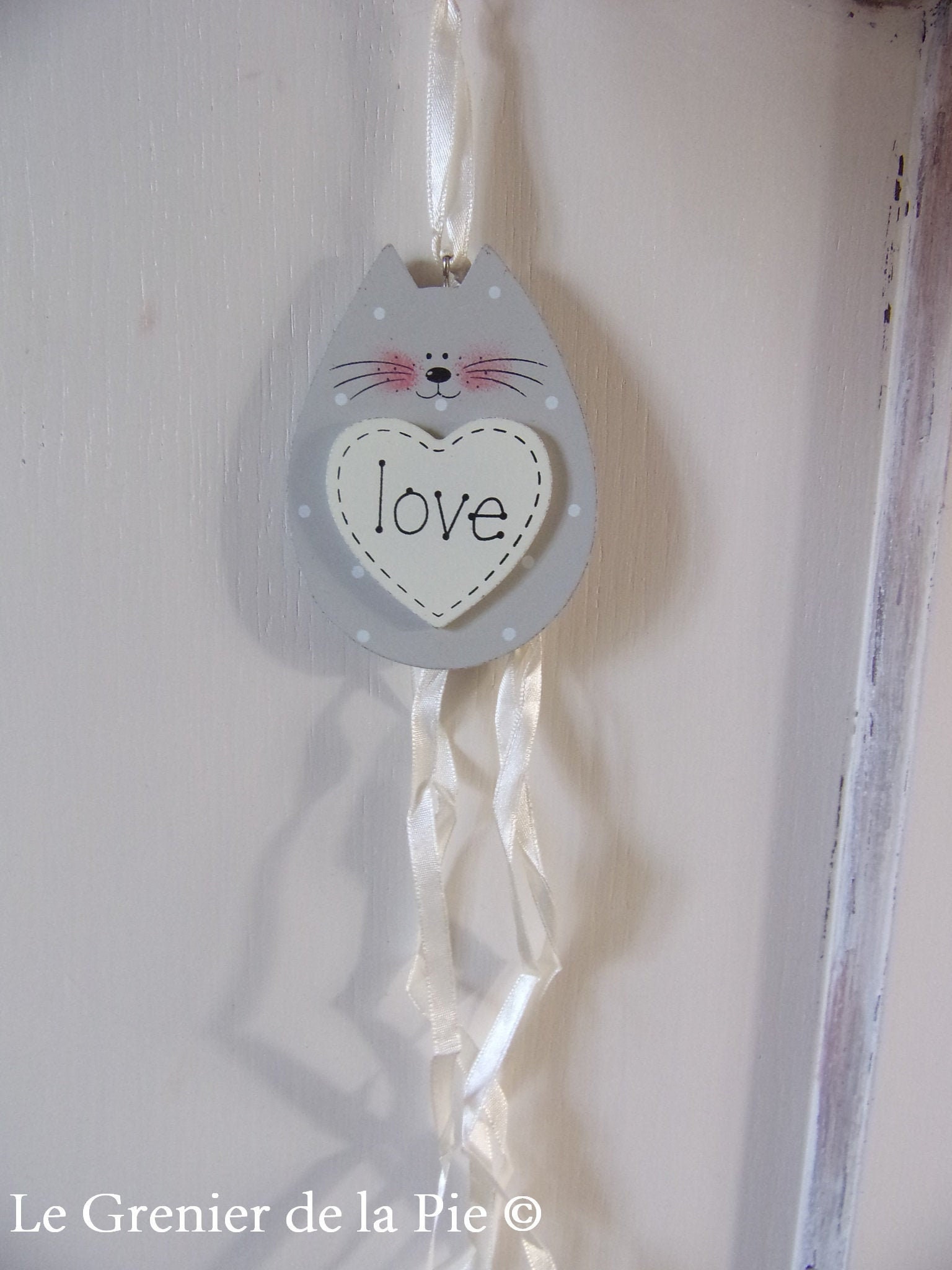 Chat Gris Love Pendentif Coeur en Bois Décoration à Suspendre avec Rubans Wooden Hanging Cat