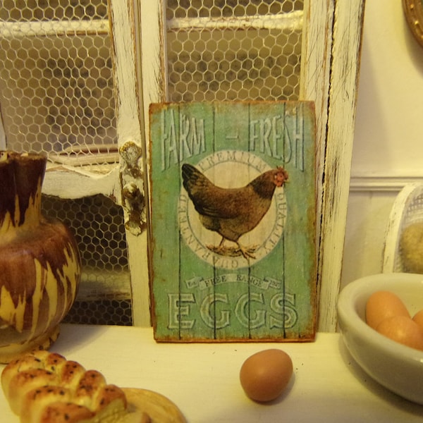 plaque miniature en bois décoration poule FARM FRESH EGGS pour maison de poupées échelle 1:12 cuisine style campagne vintage dollhouse sign