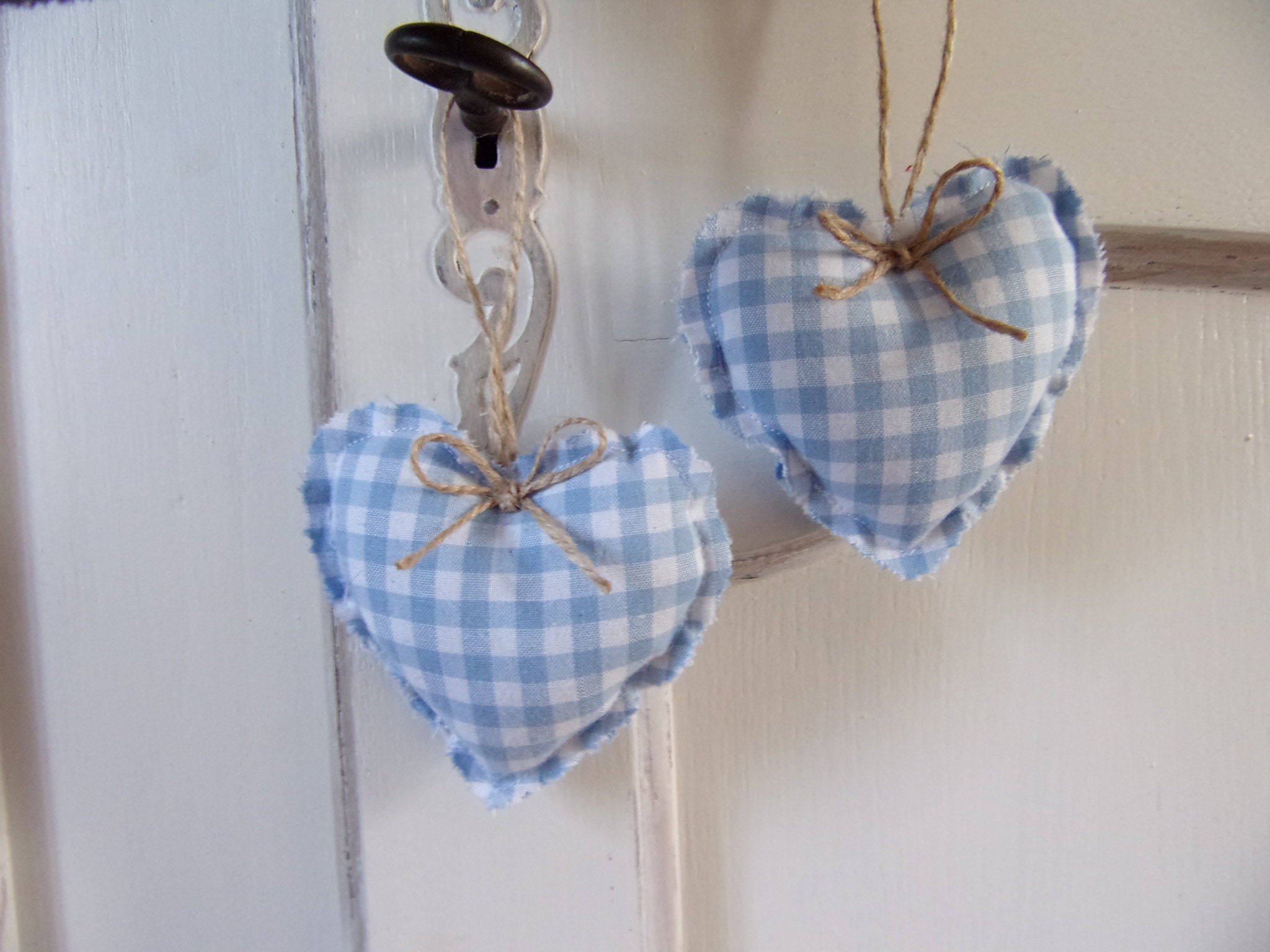 2 Petits Coeurs à Suspendre Décorations en Tissu Coton Carreaux Vichy Bleu Ciel 8cm Style Campagne G