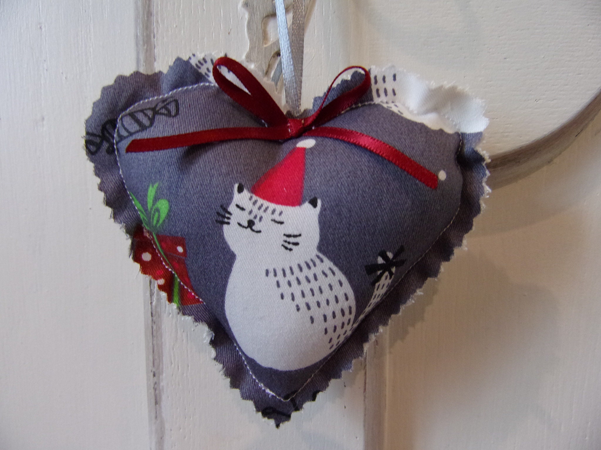 Décoration de Noël Petit Coeur Décor Chat Coussin Porte en Tissu à Suspendre Coton Ruban Rouge Déco 