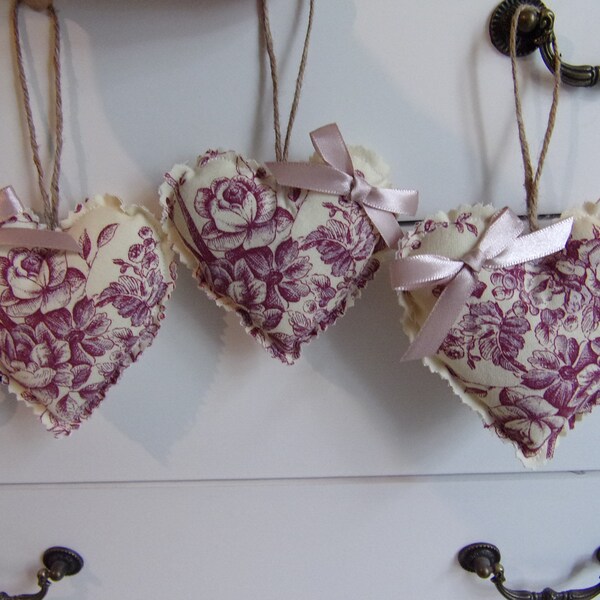 1 coeur en tissu à suspendre décoration en toile de Jouy prune motif fleurs roses coussin fait main style shabby chic French hanging heart