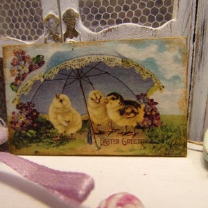 plaque MINIATURE en bois, Pâques, poussin, violettes, décoration maison de poupées, échelle 1:12, carte postale style rétro, dollhouse sign