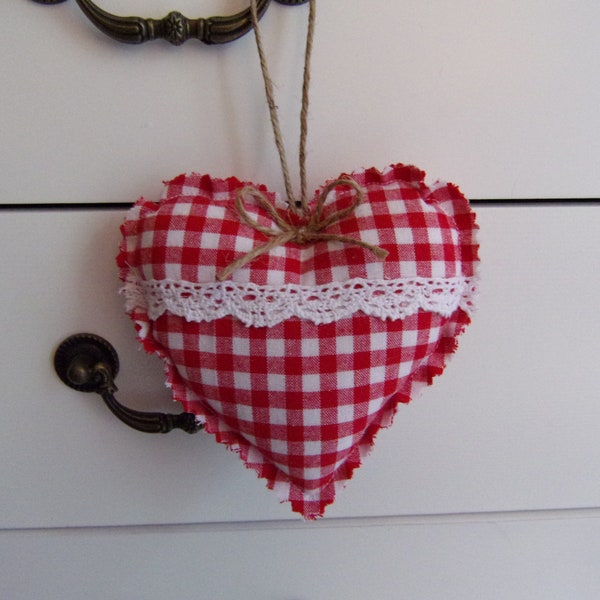 décoration coeur à suspendre en tissu à carreaux vichy rouge dentelle coussin de clé 11cm style campagne red gingham farmhouse heart