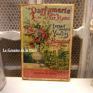 Peut inclure: Une enseigne rectangulaire vintage avec des éléments floraux et textuels. L'enseigne présente un bouquet de fleurs dans un vase, avec du texte en français. L'enseigne est dans les tons de vert, de rouge et de jaune. Le texte comprend "Parfumerie aux Fleurs de San Remo".