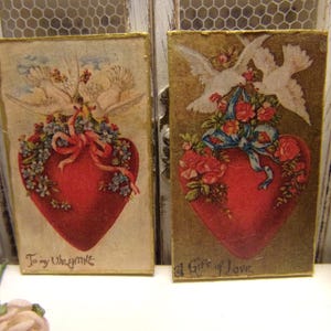 piatto in miniatura, San Valentino, colomba, uccello, cuore, mini dipinto, casa delle bambole, scala 1:12, cartolina retrò, insegna della casa delle bambole