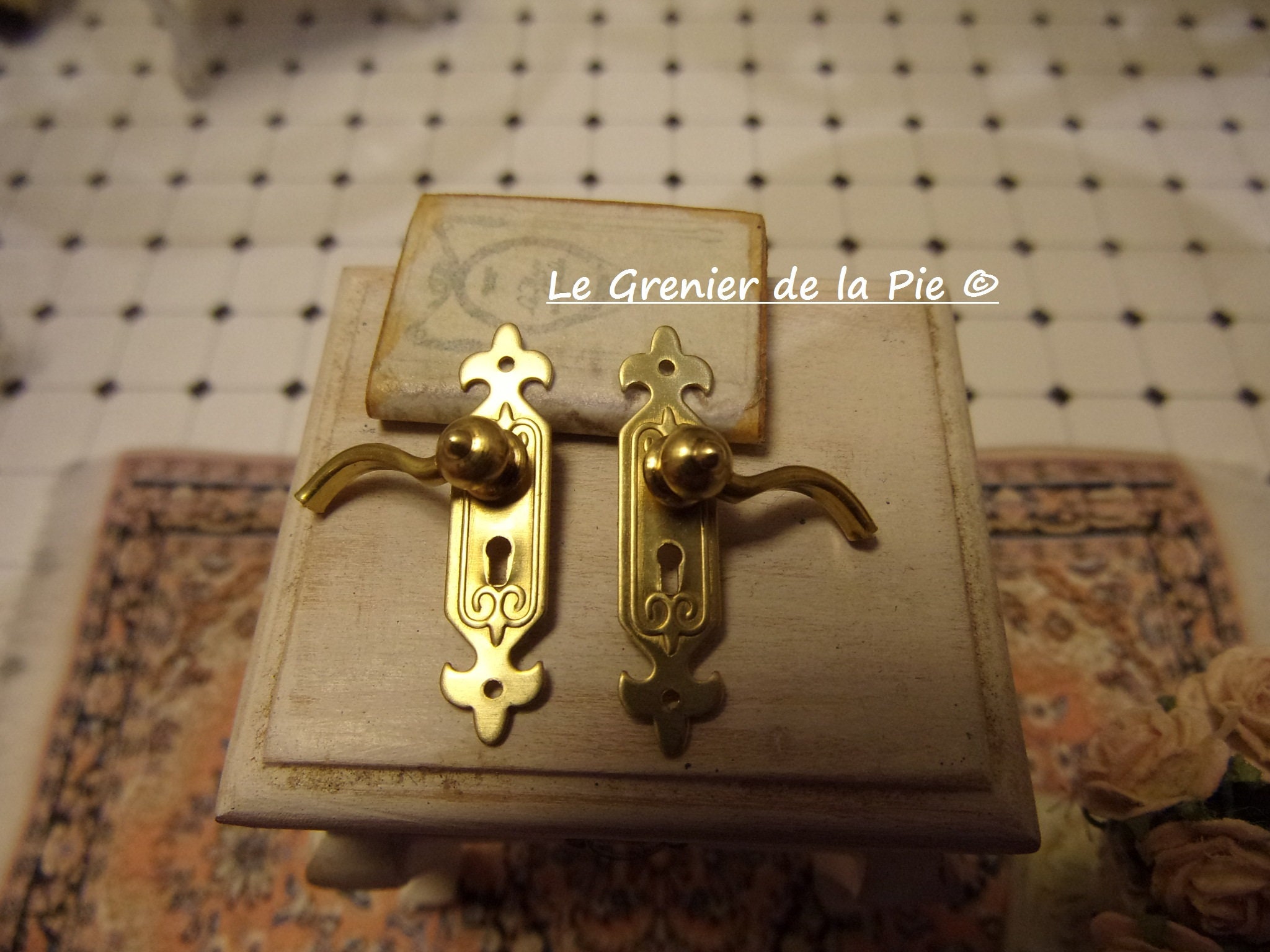 2 miniatuur krukdeurgrepen met fleur-de-lys platen in messing goud metaal voor poppenhuis schaal 1:12 poppenhuishandvatten