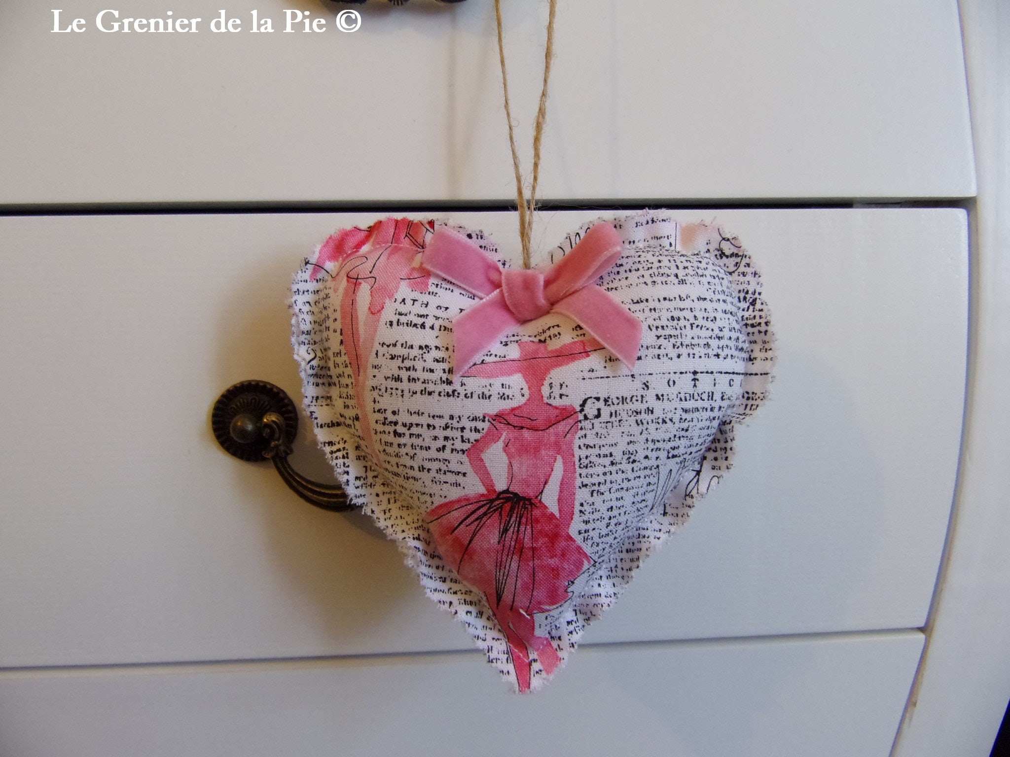 Coeur en Tissu à Suspendre Décoration de Clé Toile Coton Imprimé Journal/Défilé Mode avec Ruban Velo