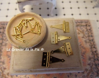 4 miniatuur gouden metalen driehoekige scharnieren met spijkers voor poppenhuismeubeldeur 1:12 schaal poppenhuismodel scharnieren