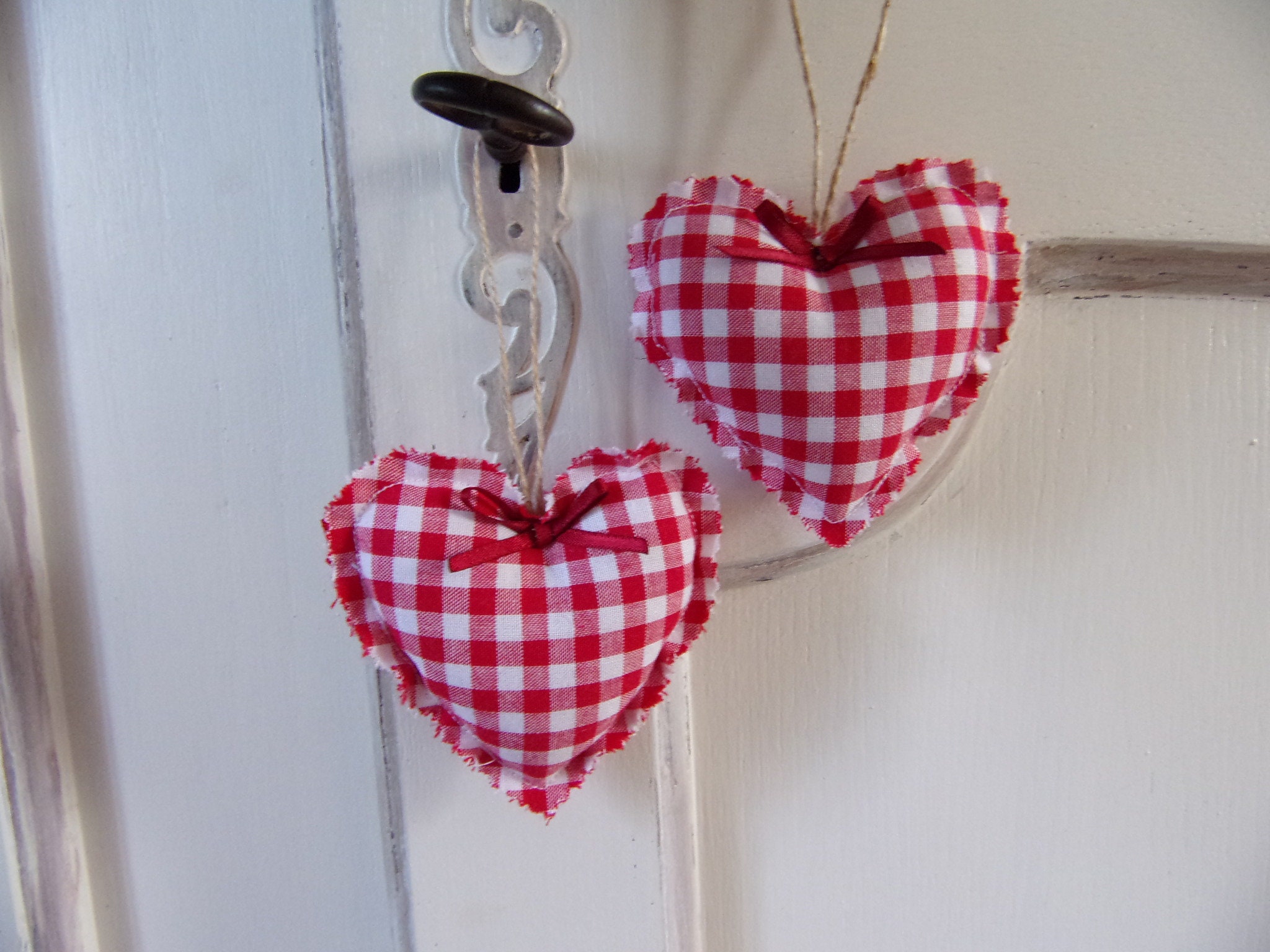 2 Petits Coeurs à Suspendre Décoration en Tissu Coton Carreaux Vichy Rouge 8cm Style Campagne Red Gi