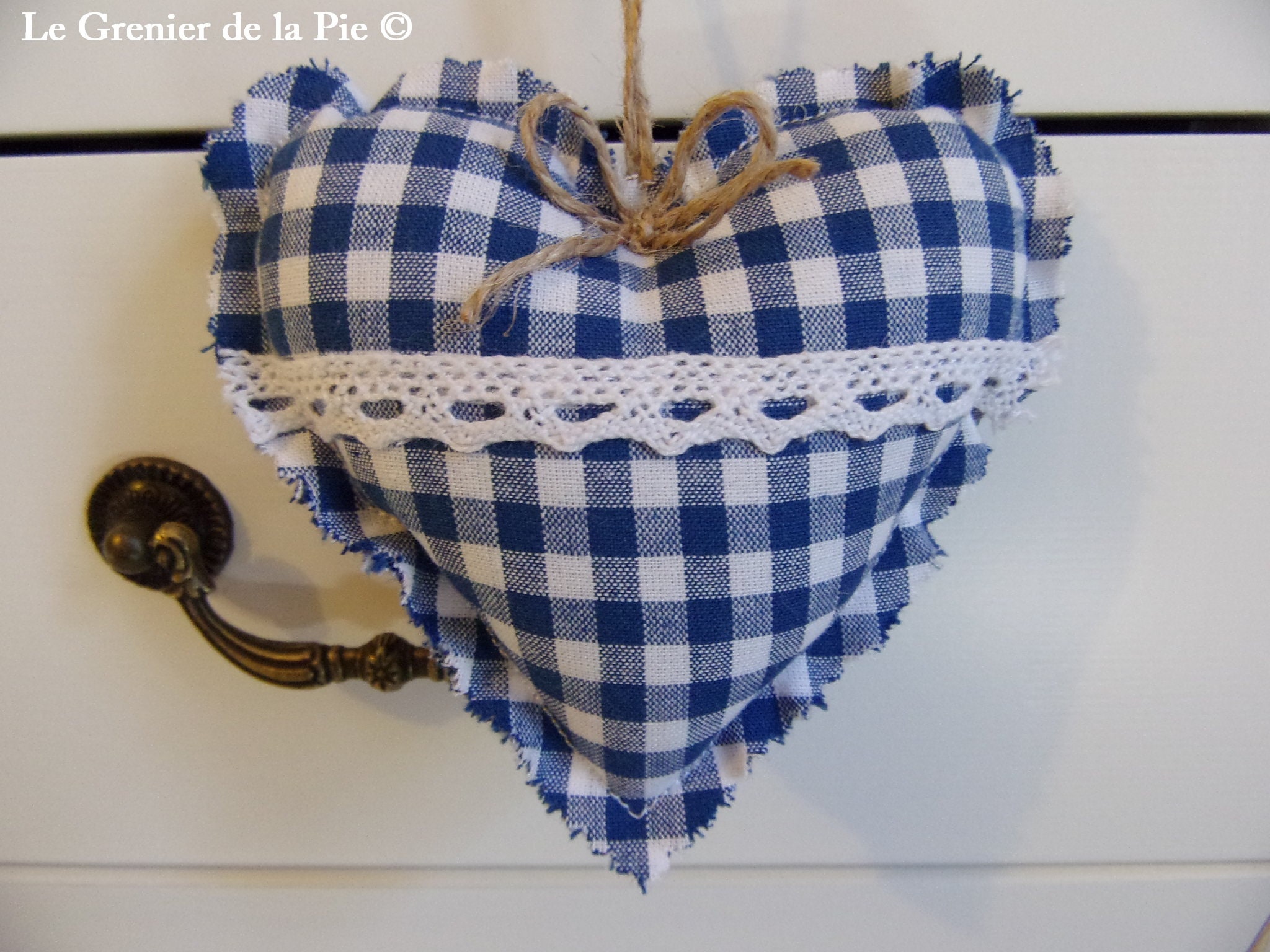 Coeur à Suspendre en Tissu Carreaux Vichy Bleu Foncé avec Dentelle Coussin de Porte 11cm Décoration 