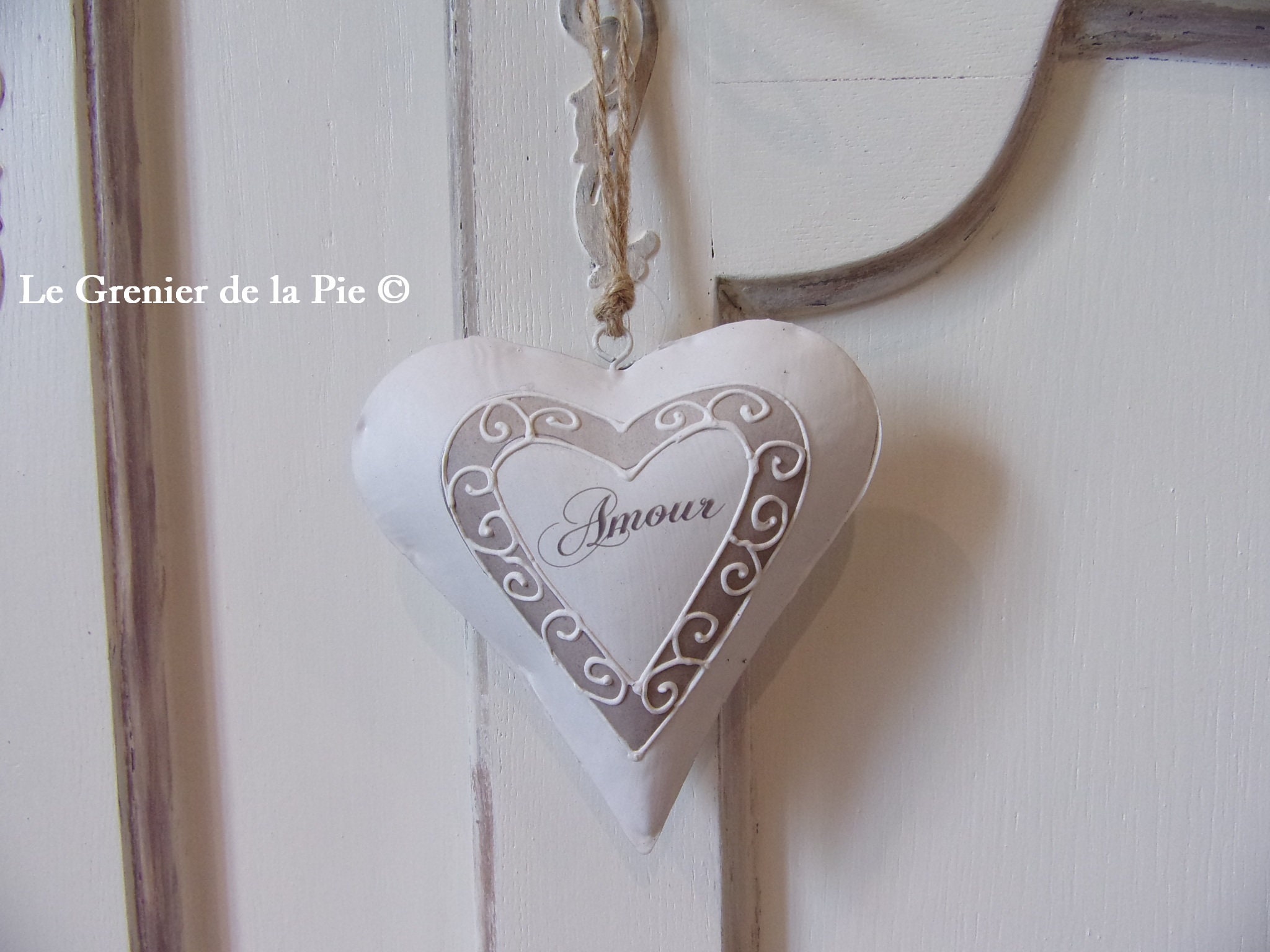 Coeur Amour en Métal à Suspendre Blanc et Beige Décoration Style Shabby Chic Romantique Vintage 13cm