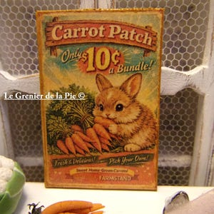 Peut inclure: Une enseigne de style vintage pour "Carrot Patch" représentant un lapin brun tenant une carotte. L'enseigne a un design rustique avec le texte "Only 10¢ a Bundle!" et "Fresh & Delicious!". L'enseigne est rectangulaire avec un cadre en bois.