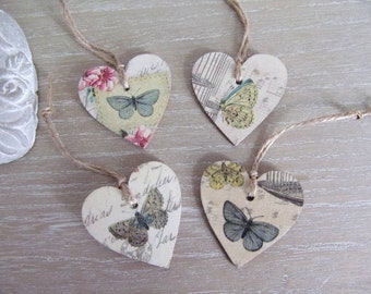 4 petits coeurs en bois fait main décoration de printemps à suspendre motif papillon 5x5cm shabby chic handmade wooden hanging hearts