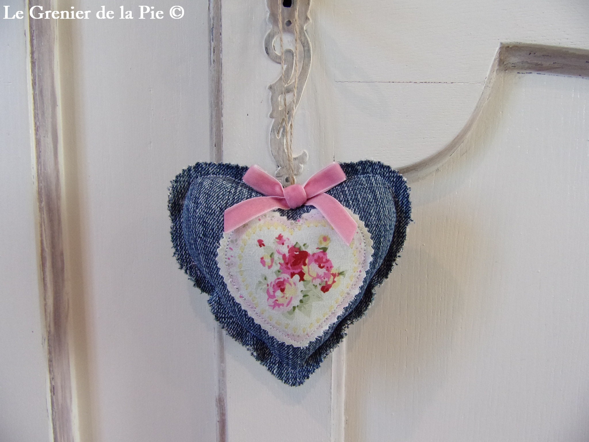 Coeur à Suspendre Fait Main Décoration Fleurs Roses en Tissu Jean Denim Bleu Coton Recyclé Jute et V