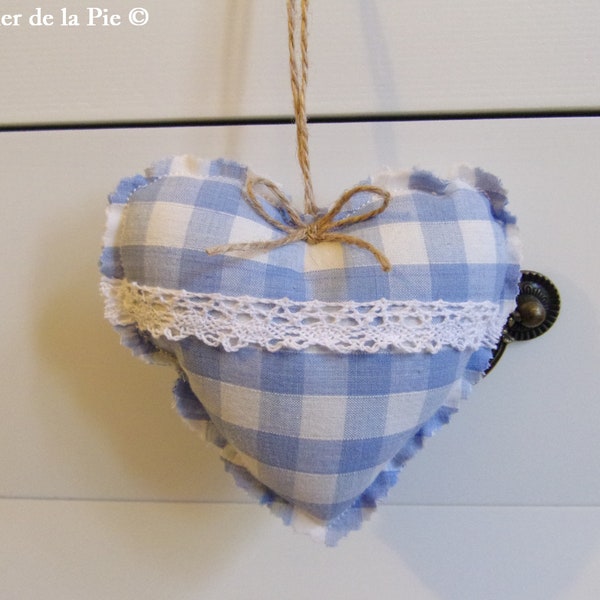 coeur en tissu à suspendre décoration de clé carreaux Vichy ancien bleu clair dentelle blanche jute style campagne rétro 12cm French heart