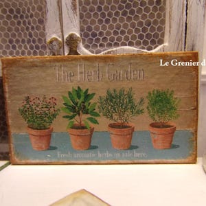 Peut inclure: Une plaque rectangulaire en bois portant le texte The Herb Garden et Fresh aromatic herbs on sale here. L'illustration montre quatre plantes vertes dans des pots de couleur terre cuite sur un fond brun clair et bleu.