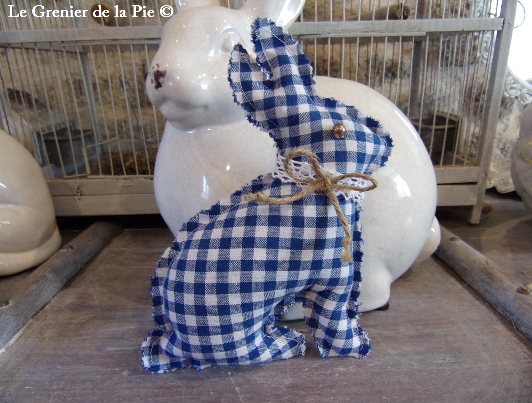 Lapin de Pâques Fait Main en Tissu à Carreaux Petit Vichy Bleu Décoration Coton Dentelle et Jute Sty