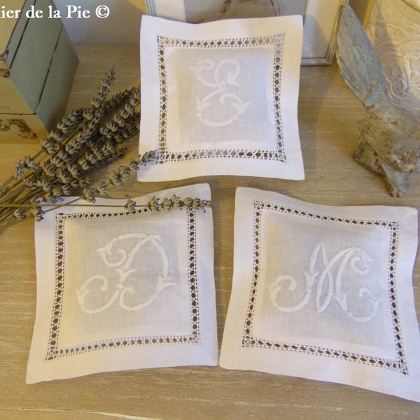 coussin parfumé à la lavande naturelle en coton blanc brodé main avec initiale monogramme et jour en dentelle French lavender cushion