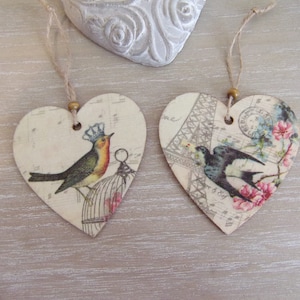 1 ręcznie robiona drewniana zawieszka w kształcie serca ptak robin jaskółka styl vintage 8x8cm ręcznie robione drewniane wiszące serce