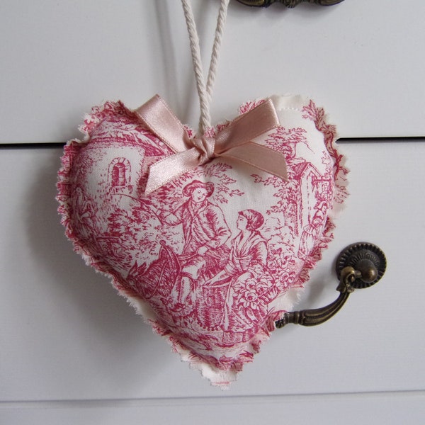 coeur en tissu à suspendre toile de Jouy pastorale rouge motif champêtre couple décoration de clé romantique French cottage hanging heart