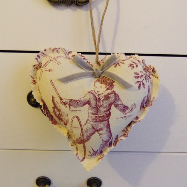 coeur en tissu à suspendre fait main décoration de clé toile de Jouy prune motif petit garçon ruban velours gris 14cm French hanging heart
