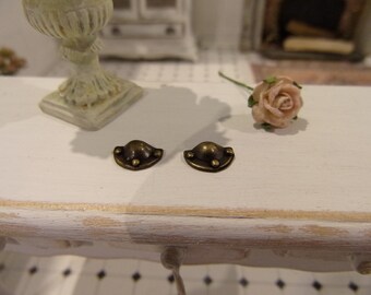 2 miniatuur schelpgrepen in gepatineerd metaal lademeubel zadenwinkel poppenhuis 1:12 mini hardware poppenhuis ladegreep