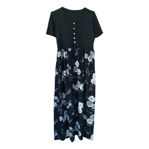 80 made in France vintage long dress black printed with gray and white flowers short sleeve decorative buttons at the top Size 42 L