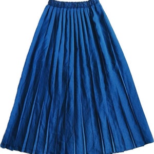 80&#39; made in France vintage long pleated skirt in electric blue crinkled satin elastic waist Size 34/36 XS/S