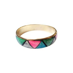 Vintage 80s graphic women&#39;s bangle bracelet in gold metal and pastel horn