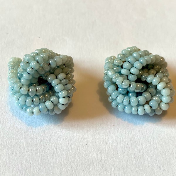 Vintage 50 petites boucles d’oreilles clip rondes entrelacs de perles de rocailles bleu pâle irisé